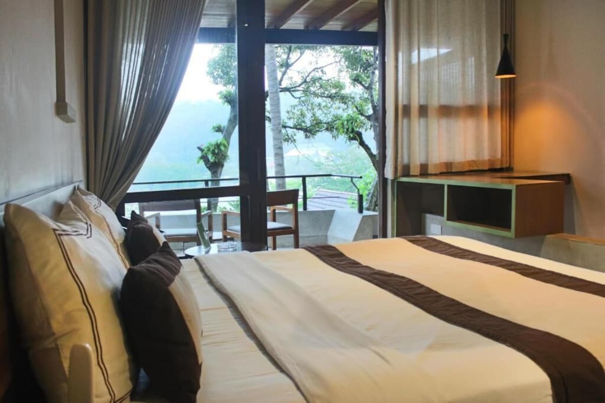 Deluxe Room, Balcony, Lake View