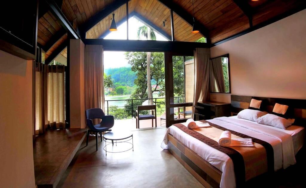 Kamar Premium, balkon, pemandangan danau | Brankas, meja kerja, setrika/meja setrika, dan Wi-Fi gratis