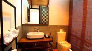 Habitación Premium, balcón, vistas al lago | Baño | Ducha, secador de pelo, toallas y jabón