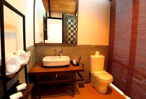 Kamar Premium, balkon, pemandangan danau | Kamar mandi | Shower, pengering rambut, handuk, dan sabun