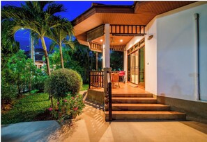 Terrace/patio - Premium Long-Stay Villa - Pool, Garden, Near the Beach, 2 Bedrooms, 90 square meters (Hua Hin District)