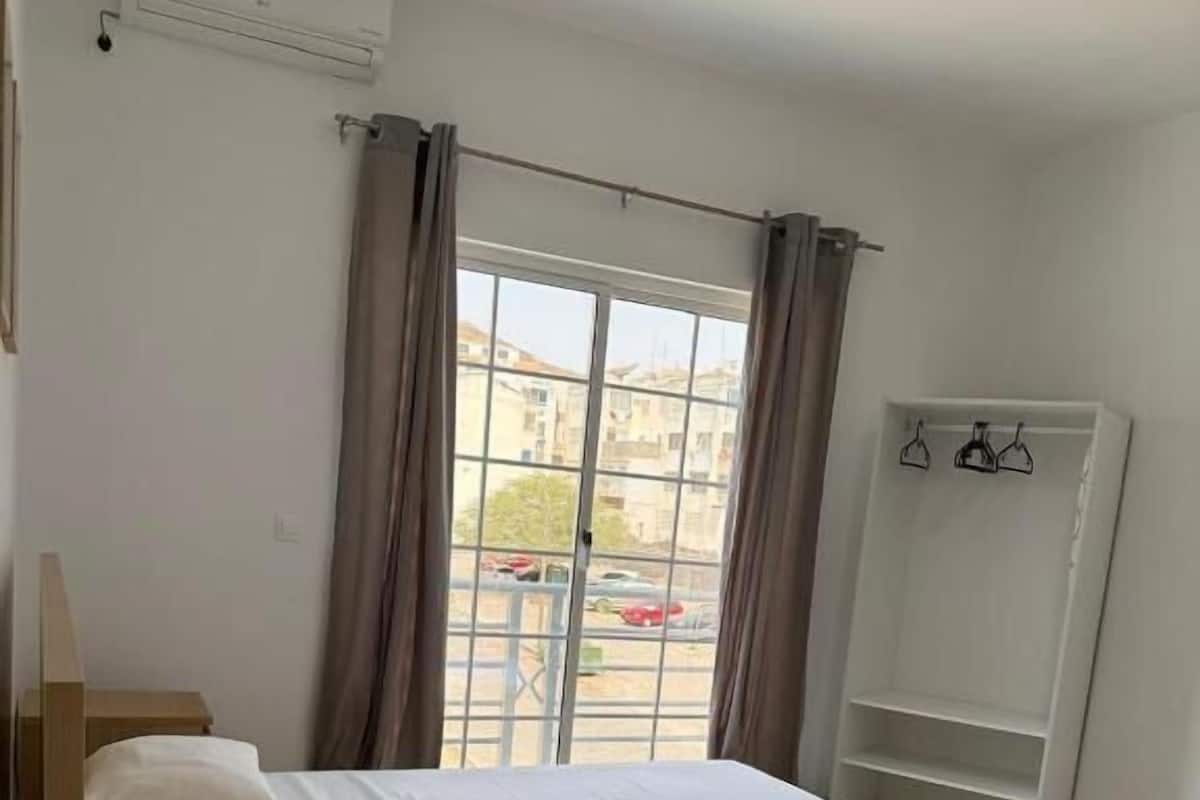 Estudio estándar, 1 cama matrimonial, balcón, vista a la ciudad | Tabla de planchar con plancha y wifi gratis