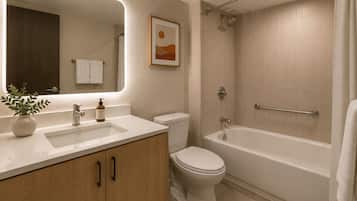 Apartamento junior | Baño | Artículos de higiene personal gratuitos, secador de pelo y toallas