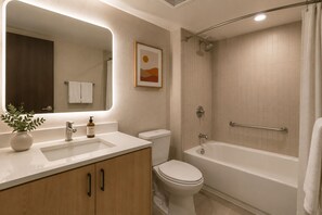 Căn hộ Junior | Phòng tắm | Đồ dùng nhà tắm miễn phí, máy sấy tóc, khăn tắm, xà phòng 