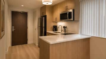 Apartamento junior | Cocina privada | Frigorífico, microondas, horno y placa de cocina