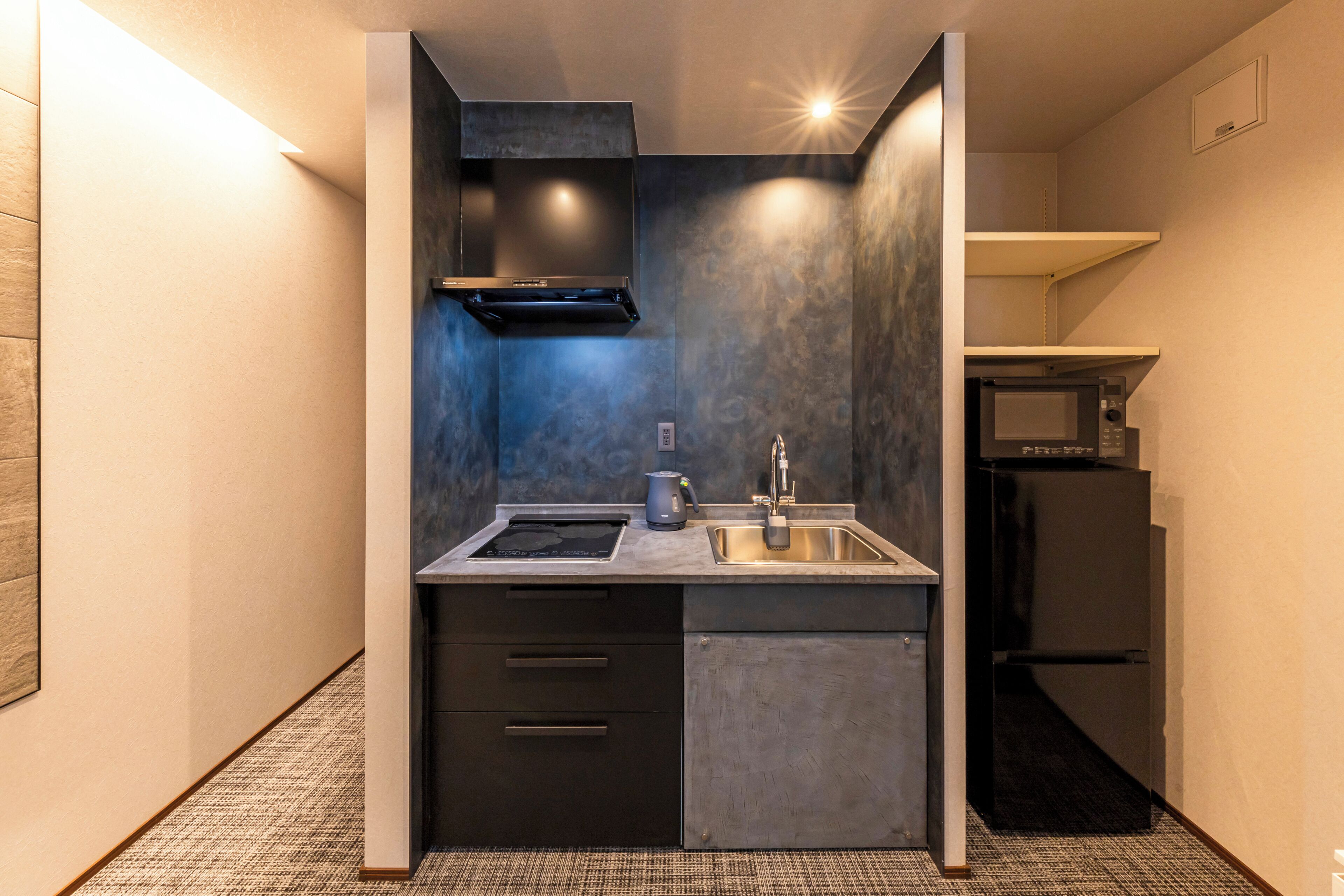 Refrigerador con freezer, microondas, placa de cocina