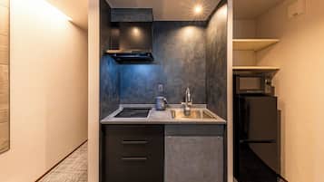 Refrigerador con freezer, microondas, placa de cocina