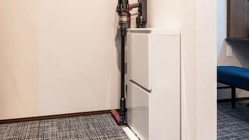 Family Apartment | Private kitchen | Full-size fridge, microwave, stovetop, cookware/dishes/utensils