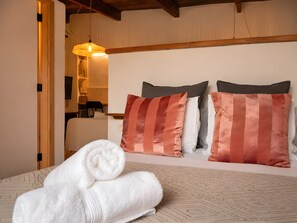 Iron/ironing board, WiFi, bed sheets - Vacation Apartment 'La Paredita Casa Acentejo' with Mountain View, Shared Pool and Wi-Fi (El Tanque)