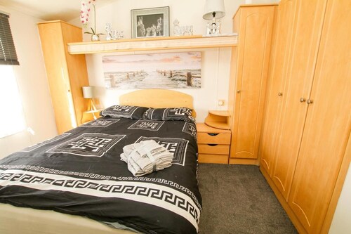 Sleeps6-familyfriendly-cambersands-5mintobeach