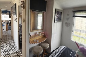 2 bedrooms, iron/ironing board, WiFi (free), bed sheets - Sleeps6-familyfriendly-cambersands-5mintobeach (Rye)