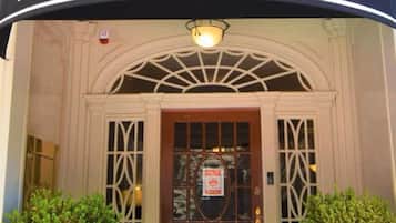 La entrada a un hotel con un cartel que dice 'POWELL PLACE' sobre la puerta.