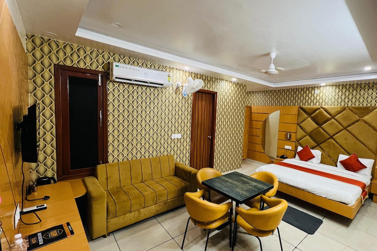 Superior Double Room, City View | Desk, WiFi (free)