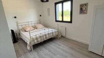 Travel crib, free WiFi, bed sheets