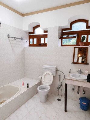 Shower, hair dryer, bidet, towels - Abobe of Four Bellas - Your Pawsome Himachal Escape | Hallan Valley (Kullu)