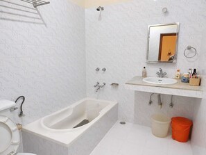 Een douche, een haardroger, een bidet, handdoeken