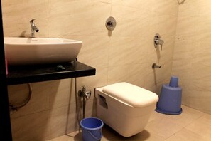 Deluxe kamer, balkon, uitzicht op bergen | Badkamer | Een douche, handdoeken, zeep, shampoo