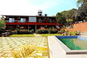 Una piscina al aire libre
