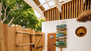 Une pièce avec un cadre en bois, comprenant un vélo, un banc et un mur orné de panneaux indicateurs.