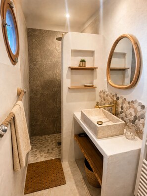 Dusche, Haartrockner, Seife, Toilettenpapier