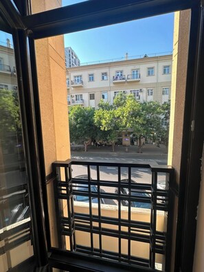 Habitación estándar con 2 camas individuales, vista a la ciudad | Escritorio, tabla de planchar con plancha y ropa de cama 