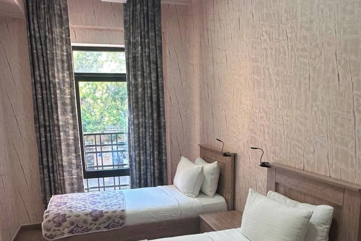Habitación estándar con 2 camas individuales, vista a la ciudad | Escritorio, tabla de planchar con plancha y ropa de cama 