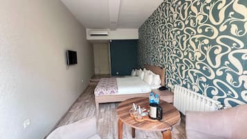 Phòng đôi Tiêu chuẩn, quang cảnh thành phố | Bàn, bàn ủi/dụng cụ ủi quần áo