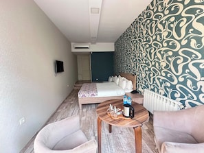Habitación estándar doble, vistas a la ciudad | Escritorio y tabla de planchar con plancha