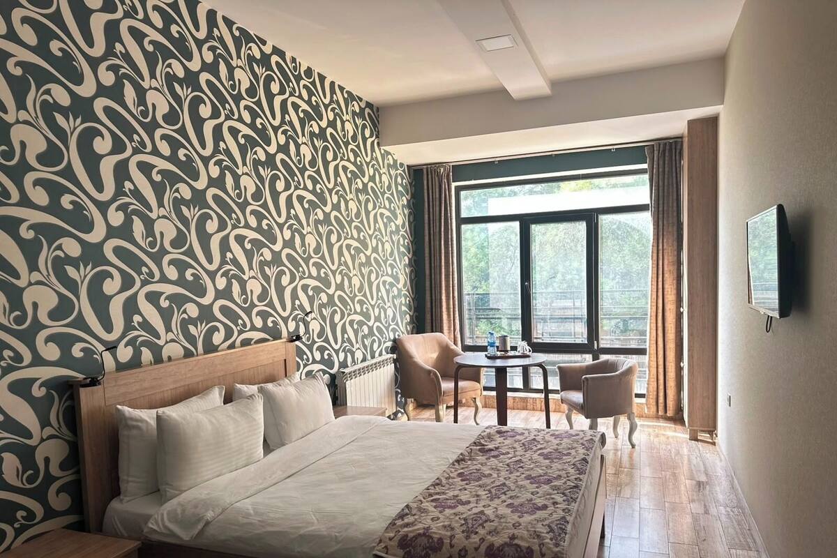 Habitación doble estándar, vista a la ciudad | Escritorio, tabla de planchar con plancha y ropa de cama 