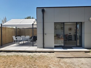 Outdoor dining - Holiday Home 'Petite Frégate' Near Beach and Town Center (La Turballe)