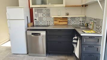 Réfrigérateur, micro-ondes, four, plaque de cuisson