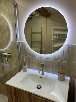 Dusche, Haartrockner, Handtücher, Seife