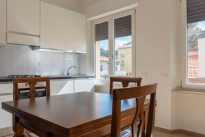 Wasserkocher mit Kaffee-/Teezubehör, Kühlschrank, Ofen, Herdplatte