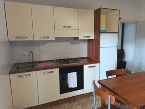 Fridge, stovetop - 452 Maremma Orchid, Air-Conditioned, 4-Seater (Marina di Grosseto)