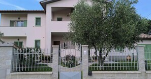 Exterior - Everything is just a bike ride away! 10 minutes to the beach with free (Grosseto)