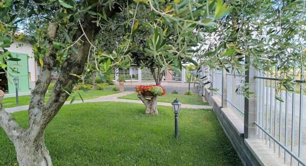 Property grounds - Everything is just a bike ride away! 10 minutes to the beach with free (Grosseto)