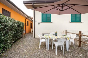 Outdoor dining - 100m to Beach: House with Garden & A/C (Marina di Grosseto)