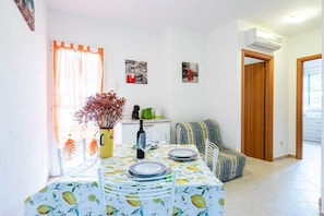 Dining - 100m to Beach: House with Garden & A/C (Marina di Grosseto)