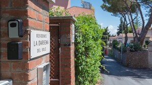 Tiilestä rakennettu rakennus, jonka yläpuolella on kyltti, jossa lukee: »RESIDENCE LA DARSENA DEL SOLE».