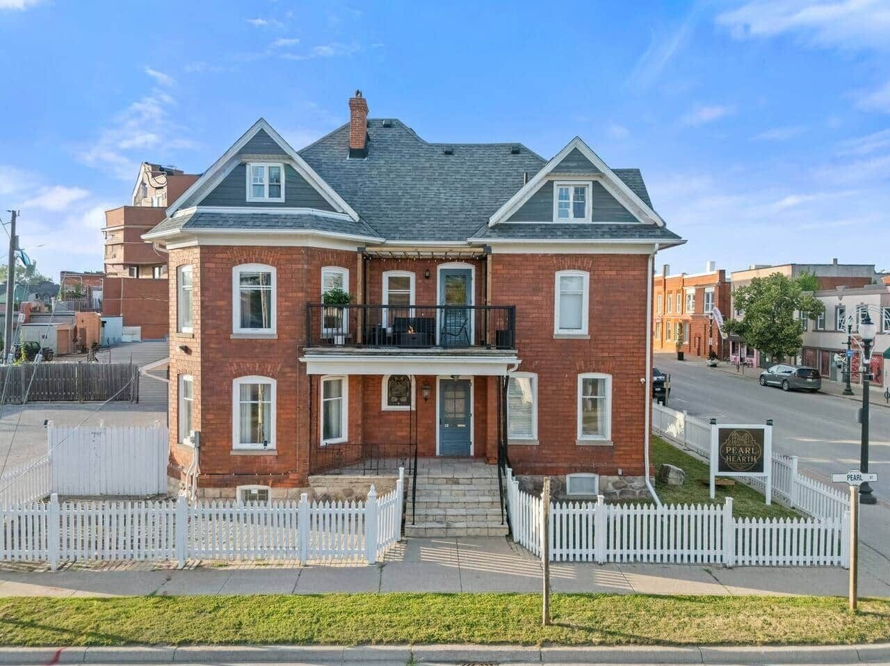 Your Kingsville escape begins here. Pearl & Hearth blends Victorian charm with modern luxury, all just steps from downtown's restaurants, boutiques, and waterfront.