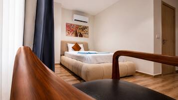Comfort Single Room | In-room safe, desk, blackout drapes, WiFi (free)