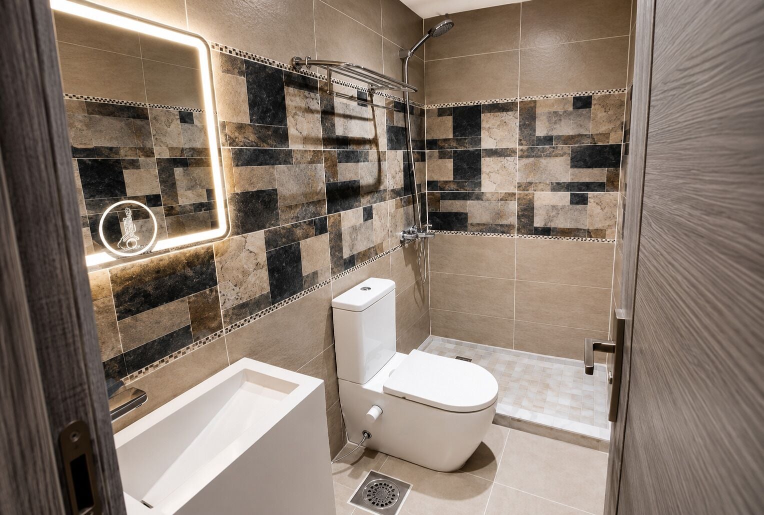 Bañera y ducha independientes, toallas, jabón, shampoo