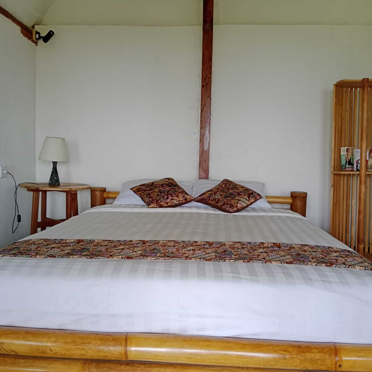 Desk, soundproofing, free WiFi, wheelchair access