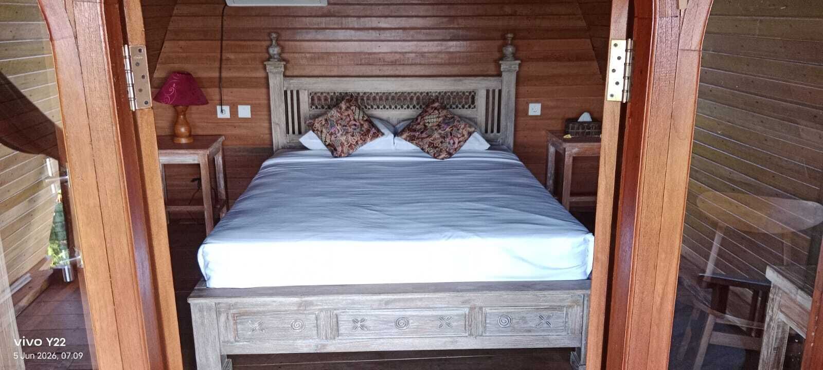 Desk, soundproofing, free WiFi, wheelchair access
