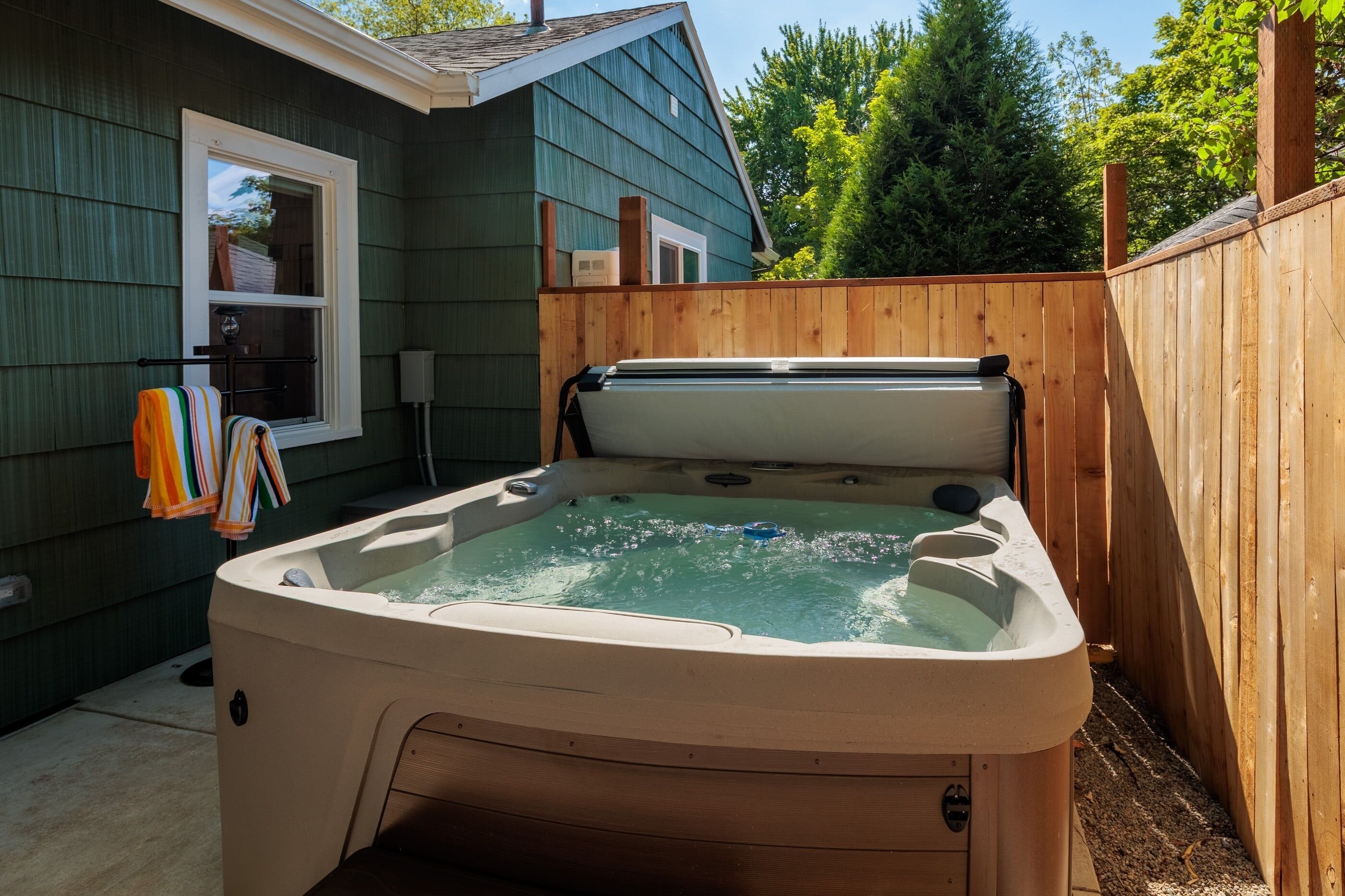 House, 4 Bedrooms | Outdoor spa tub