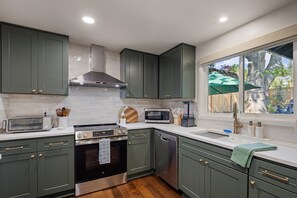 House, 4 Bedrooms | Private kitchen | Coffee/tea maker, fridge, oven - Emerald On Orchard Luxury Eugene Vacation Rental Near Uo 4 Bedroom Home (Eugene)