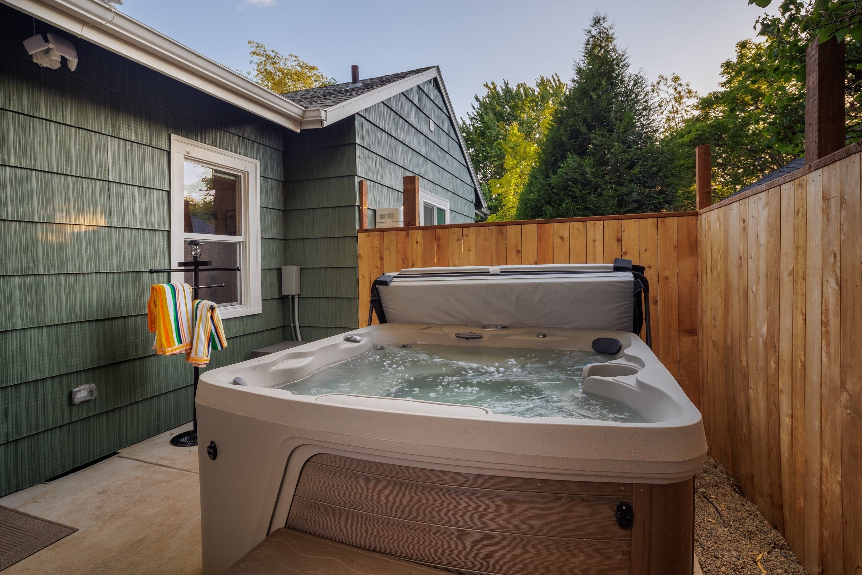 House, 4 Bedrooms | Outdoor spa tub