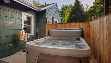 House, 4 Bedrooms | Outdoor spa tub