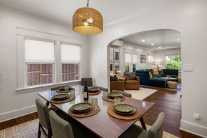 Dining - Emerald On Orchard Luxury Eugene Vacation Rental Near Uo 4 Bedroom Home (Eugene)