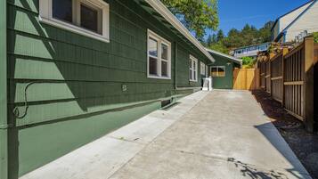 House, 4 Bedrooms | Property grounds